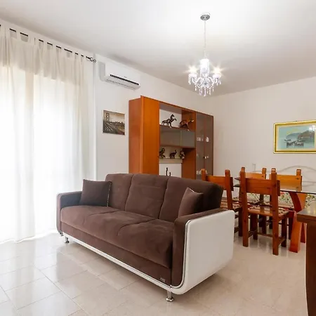 شقة Lovely In With Kitchen
